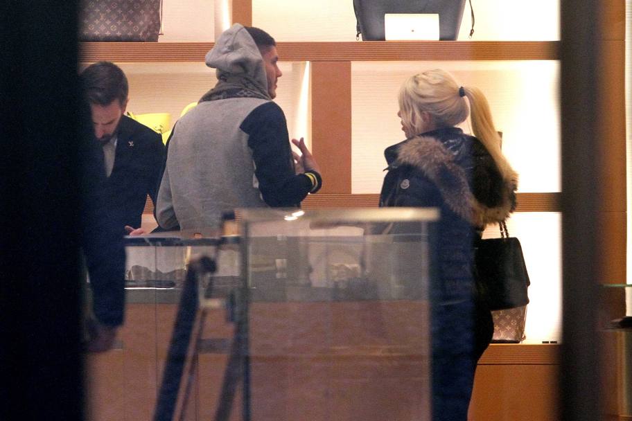 Milano. Mauro Icardi insieme alla sua compagna Wanda Nara, in dolce attesa, fanno shopping da Louis Vuitton (Olycom)